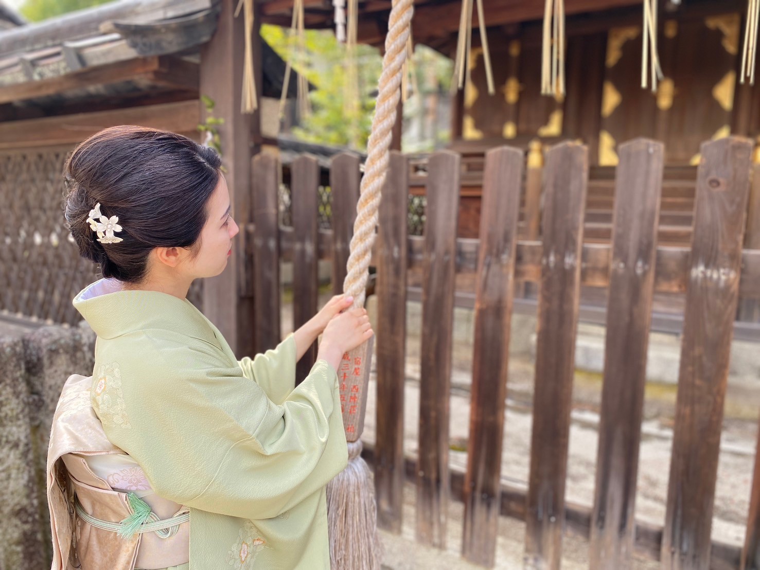 着物を着た女性と京都の風景の写真