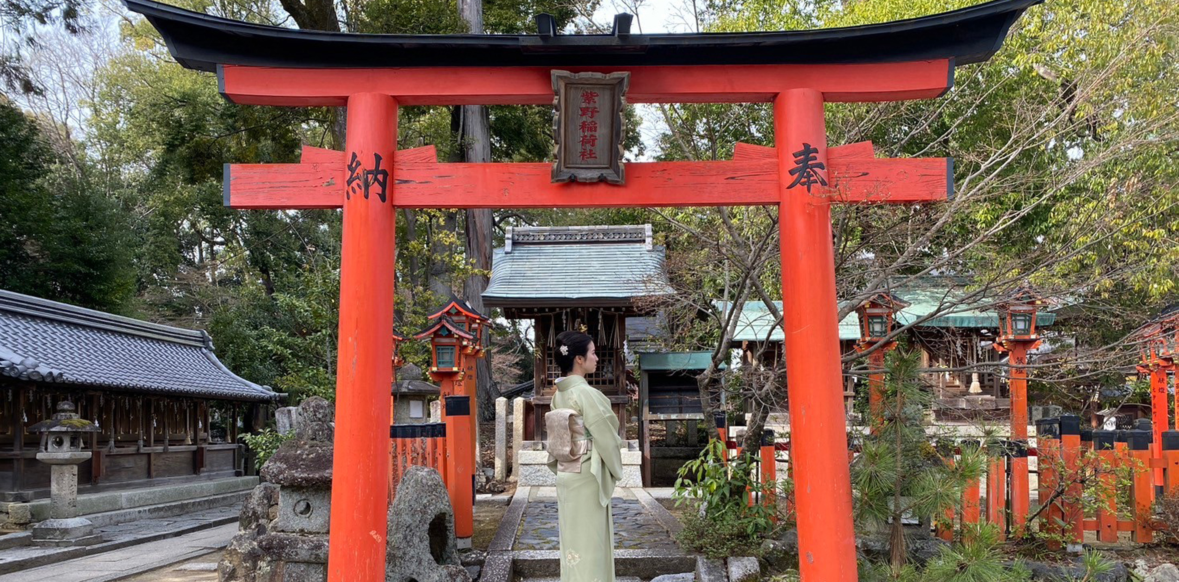 着物を着た女性と京都の風景の写真