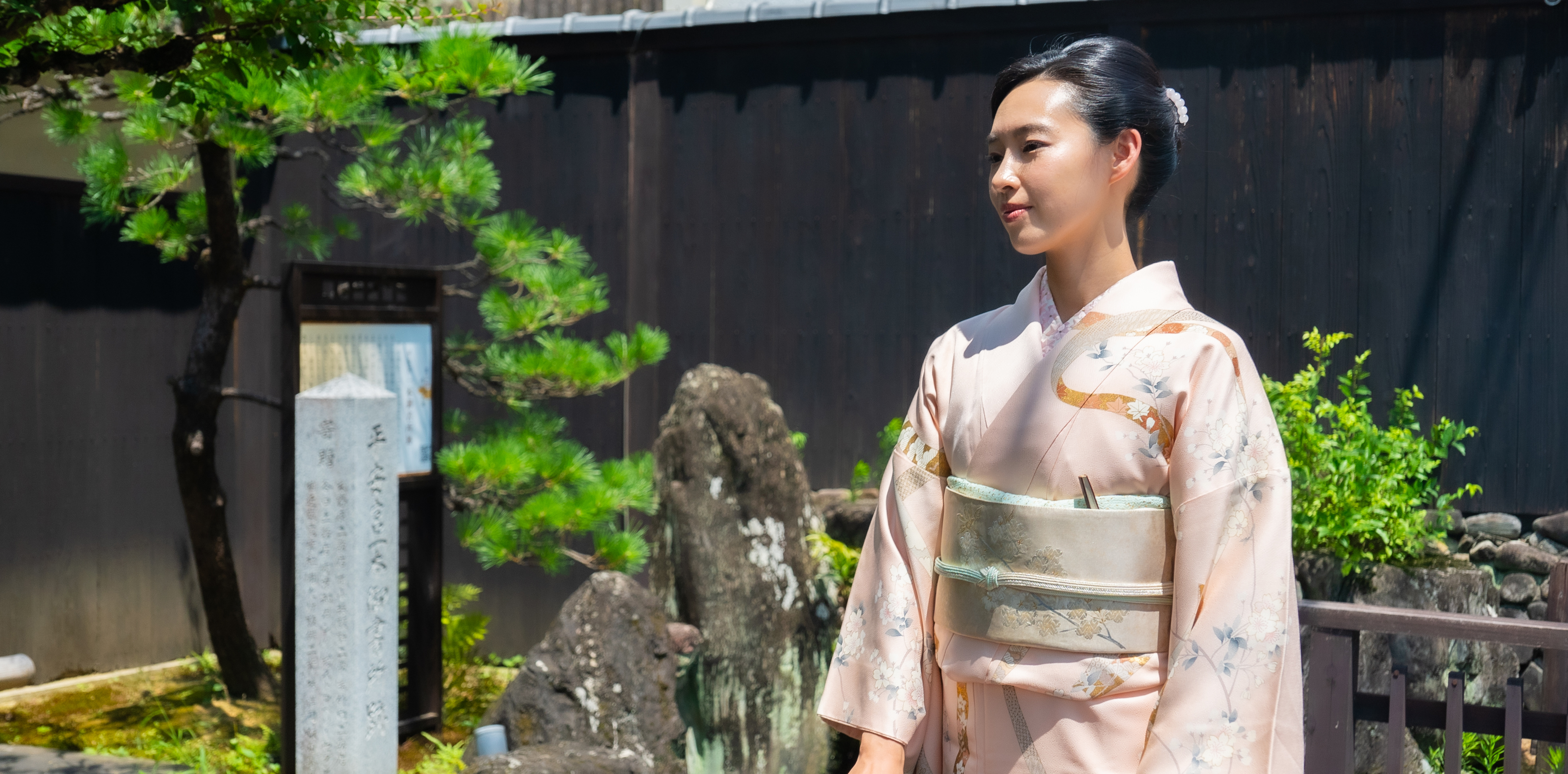 着物を着た女性と京都の風景の写真