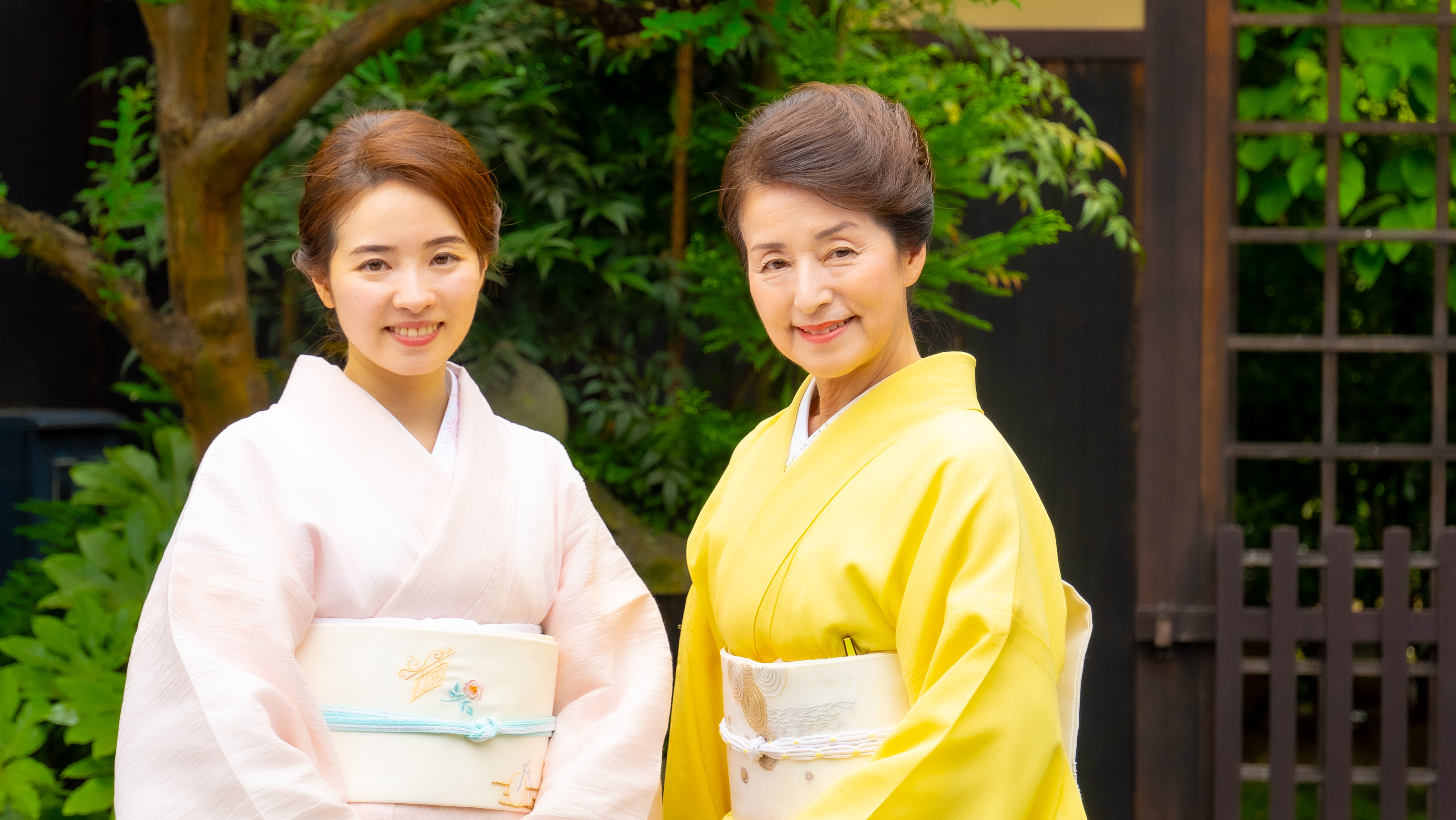 着物を着た2人の女性の写真